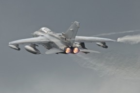 九游官网pc-五大联赛是否增加双后腰保护中卫站位结构稳定性，五大联赛最强中场