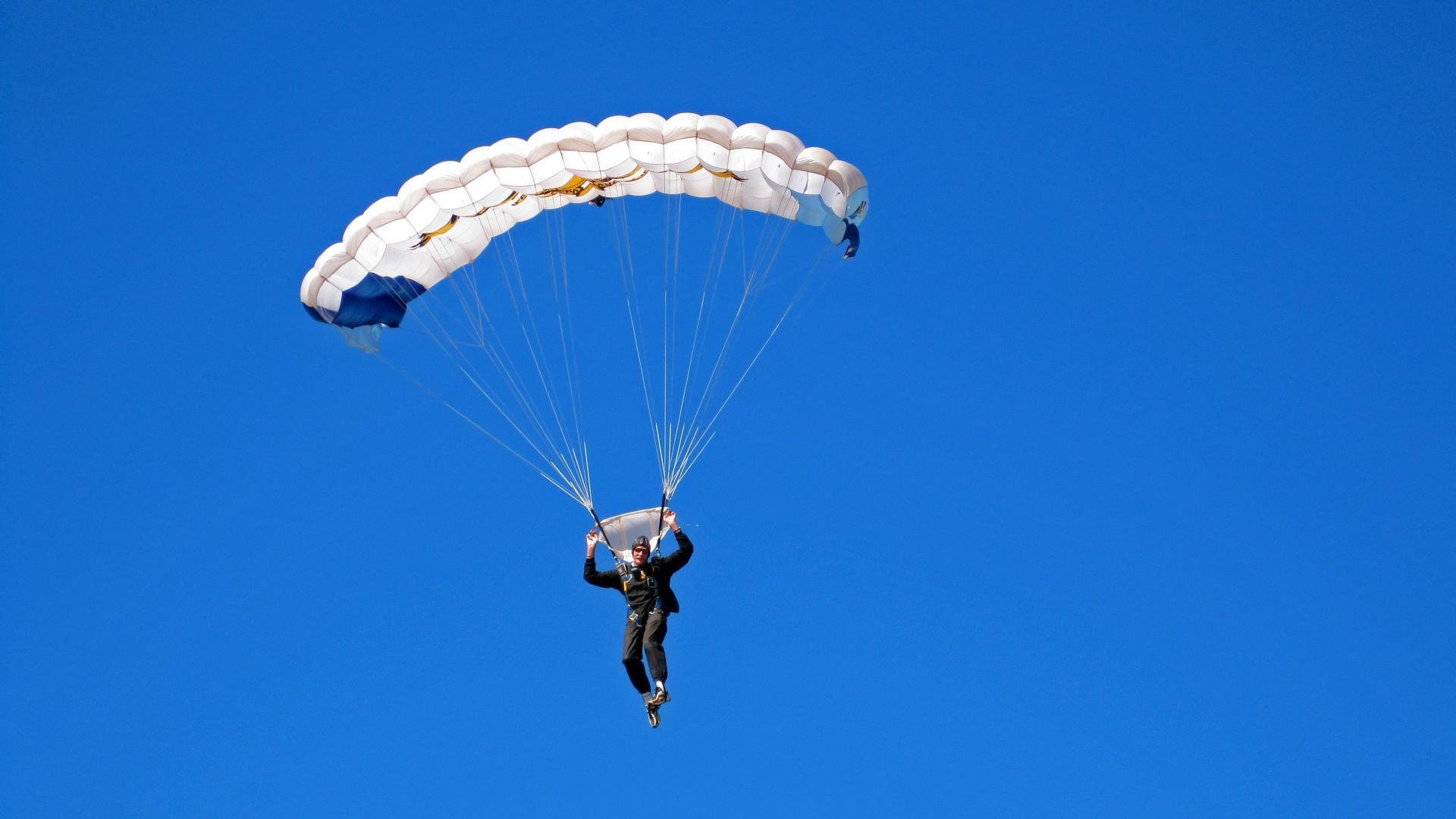 “简阳文体中心:篮球赛上演绝地反击,高潮迭起”