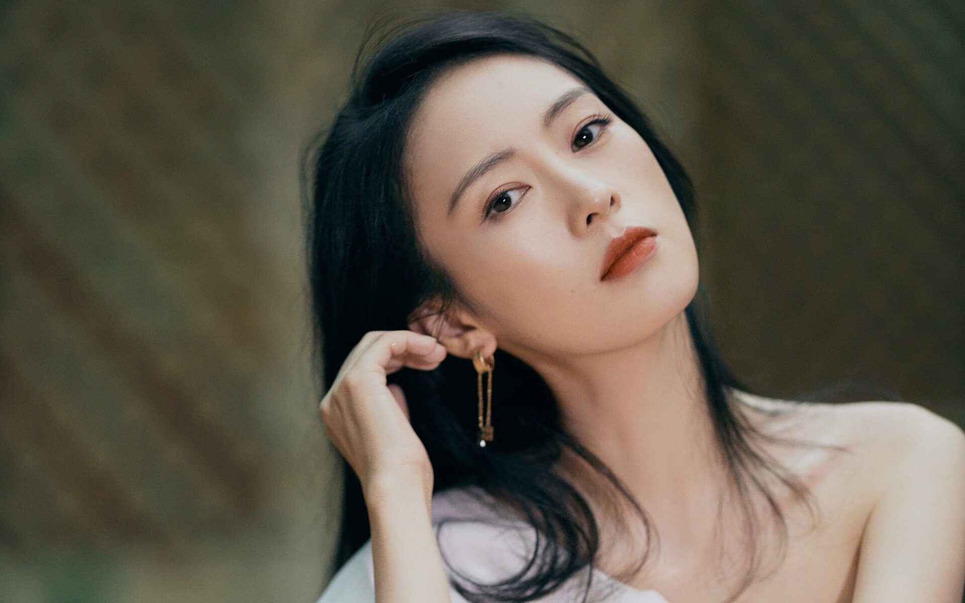 拜仁围抢机制高效,抢断后直打要害,拜仁的打法