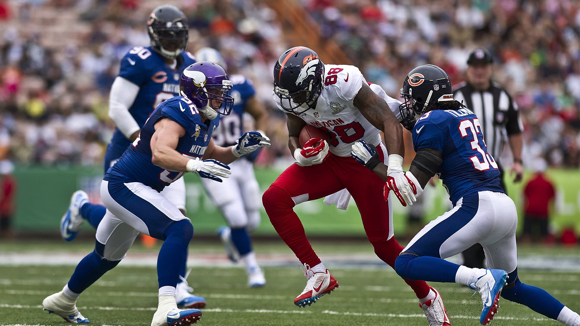 UFC轻量级冠军战：现役冠军五回合点数击败挑战者 完成第四次卫冕